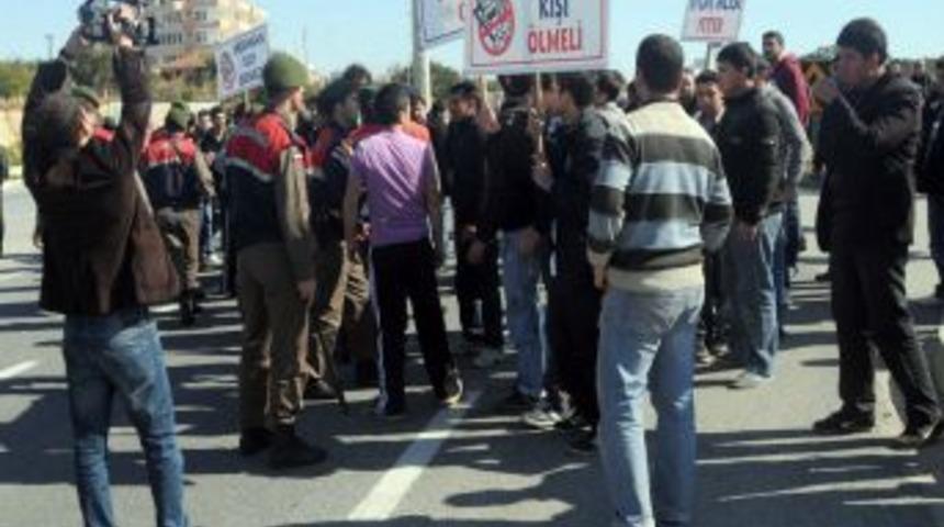 Trafik kazasında hayatını kaybeden gencin yakınları yolu kapatmak istedi