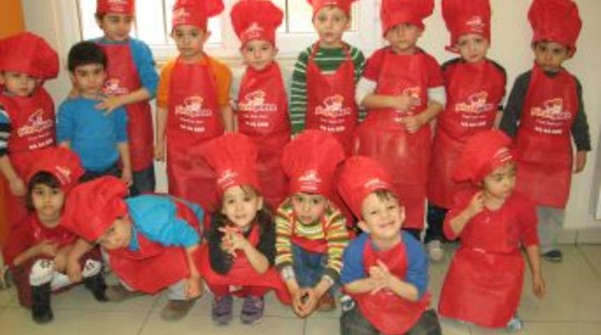 Minikler kendilerine pizza yaptı