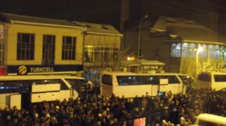 Umre yolcuları dualarla uğurlandı