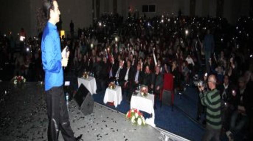 Halk m&uuml;ziği sanat&ccedil;ısı Oğuz Aksa&ccedil;, Erzurumlularla buluştu