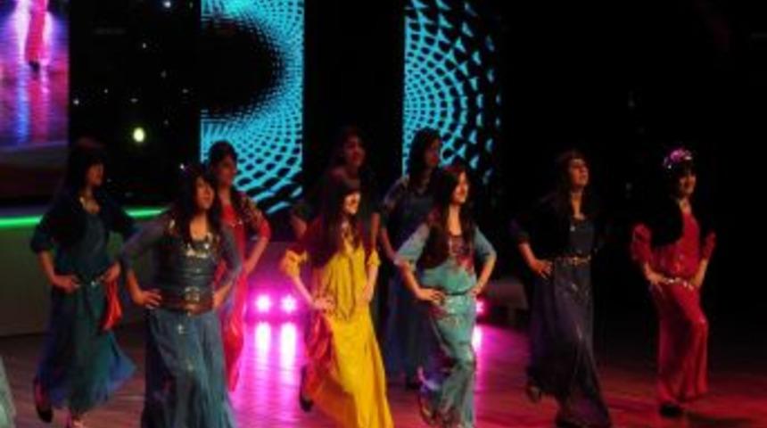 Iraklı T&uuml;rk okullarının &ouml;ğrencileri i&ccedil;in gelen Diyarbakırlılar salona sığmadı