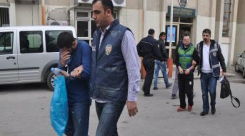 Vicdanlı hırsızlar ara&ccedil; sahibinin feryadına kulak verdi, parayı bırakıp ka&ccedil;tı