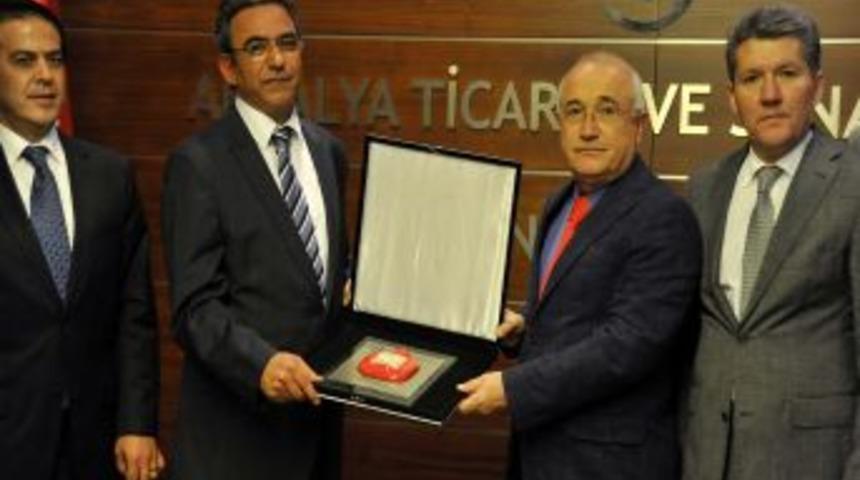 TBMM Başkanı &Ccedil;i&ccedil;ek: T&uuml;rkiye, gelirini iğneyle kuyu kazarak elde ediyor