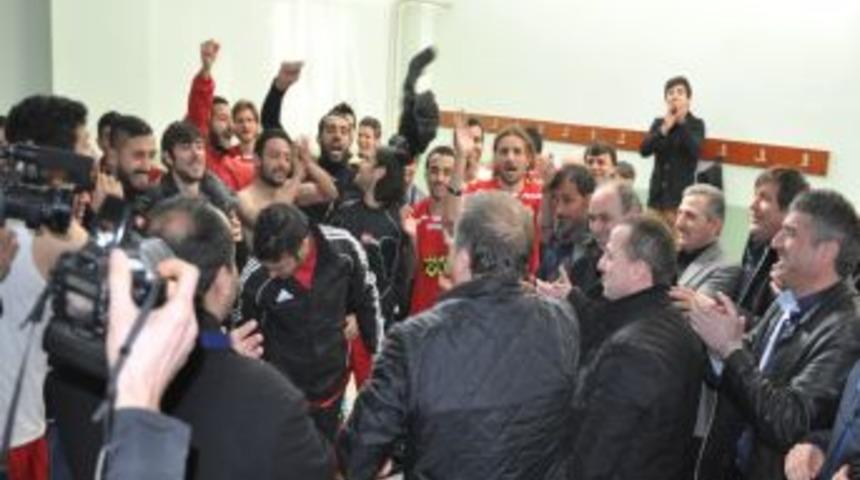 Tanju &Ccedil;olak'tan futbolcularına 2 bin TL &ouml;d&uuml;l