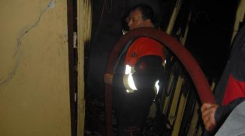 Kemer'de bir ev yandı