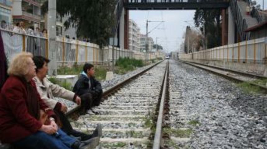 Hemzemin ge&ccedil;idi kapatılan mahalleli trenlerin &ouml;n&uuml;n&uuml; kesti