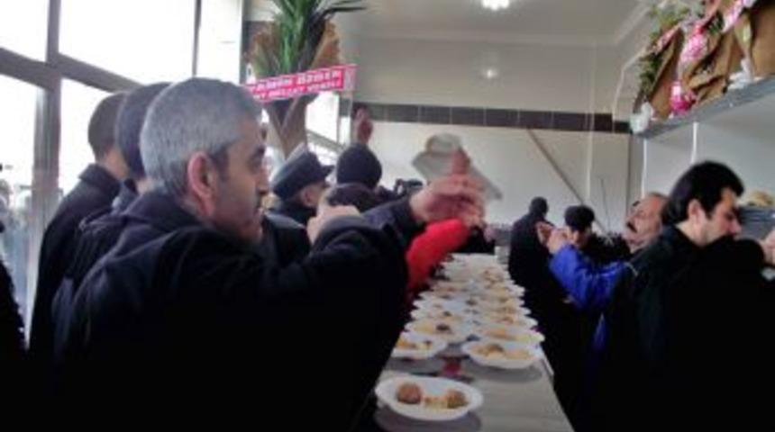 Fırın a&ccedil;ılışında bedava sıcak ekmek dağıtıldı