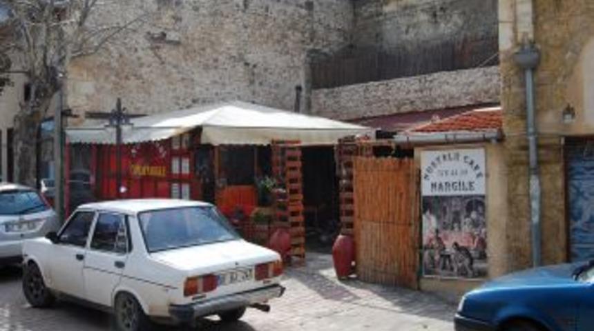 Maskeli kişiler kafeyi kundakladı