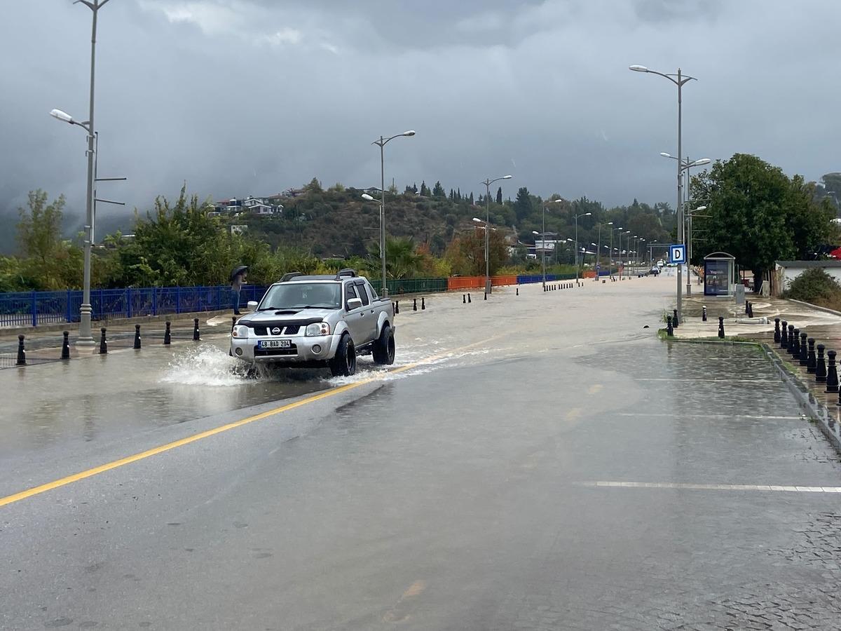 Muğla da sağanak yağış hayatı felç etti! Tersakan çayı taştı 4