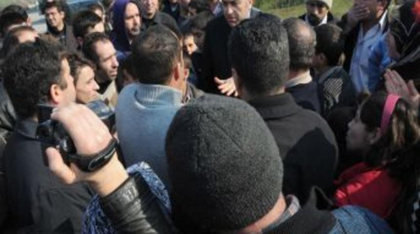 Elektrik, yol ve &uuml;st ge&ccedil;it i&ccedil;in yol kestiler