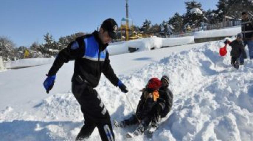 Yozgat'ta yuva &ccedil;ocukları kar şenliğinde eğlendi