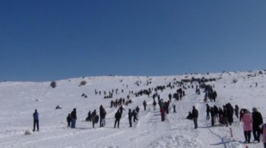 Beypazarı ve Karaşar genciyle yaşlısıyla kızak şenliğinde buluştu