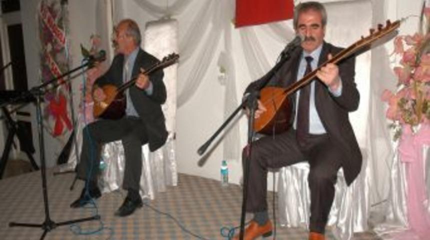 Aşıklar hem g&uuml;ld&uuml;rd&uuml; hem d&uuml;ş&uuml;nd&uuml;rd&uuml;