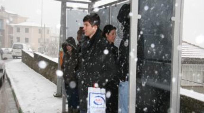 Bursalılar kar yağışıyla uyandı