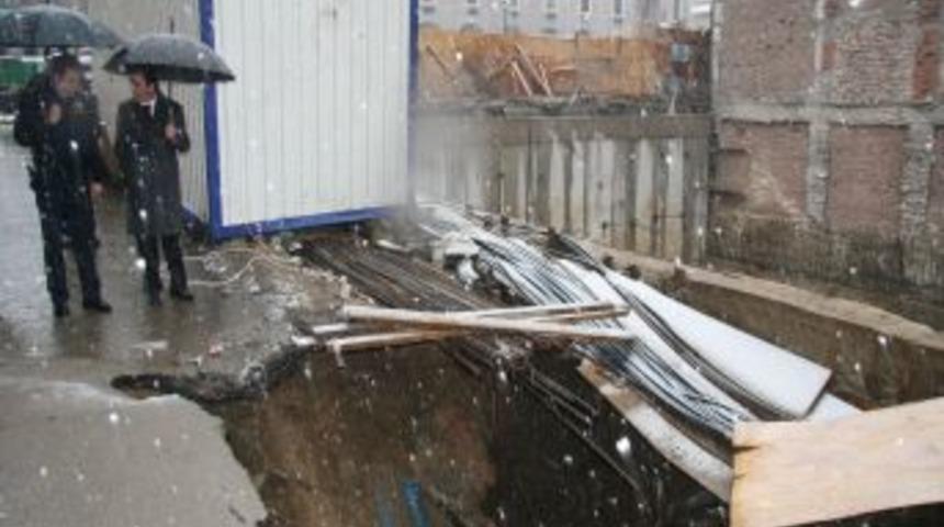 Yağmur yağdı, inşaat alanı bitişiğindeki yol &ccedil;&ouml;kt&uuml;