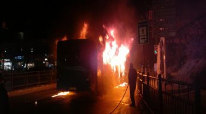 Maskeli şahıslar Okmeydanı&rsquo;nda yol kesip otob&uuml;s yaktı
