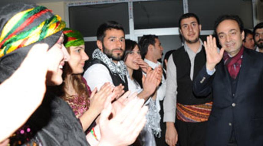 Baydemir &uuml;niversiteli gen&ccedil;lerle buluştu