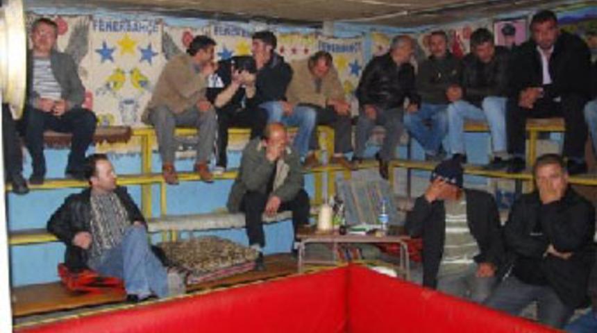 Hayvanları koruma derneğinde horoz d&ouml;v&uuml;ş&uuml;