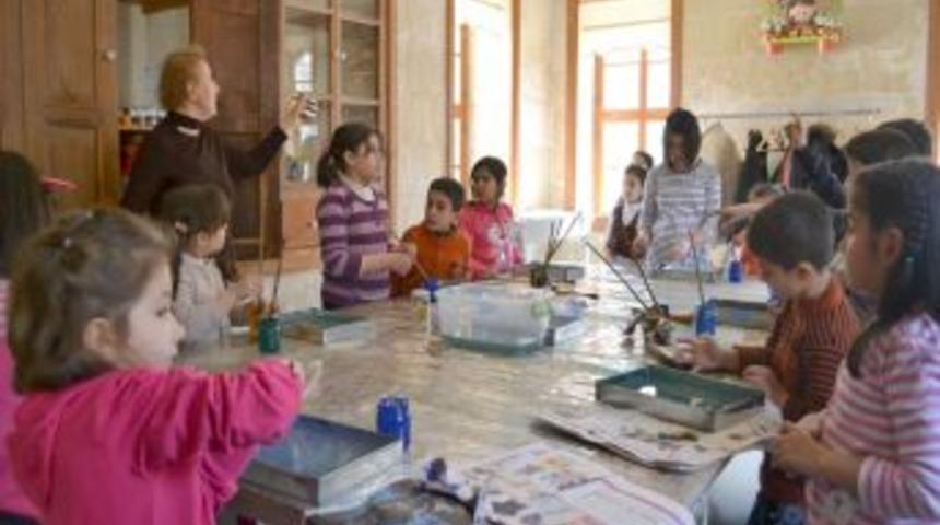 &Ccedil;ocuk Sanat Merkezi, miniklerin hayal d&uuml;nyasını zenginleştirecek