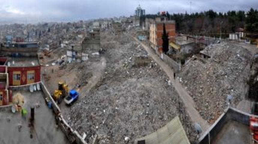 Kentsel d&ouml;n&uuml;ş&uuml;m b&ouml;lgesinde enkaz kaldırma &ccedil;alışmaları s&uuml;r&uuml;yor