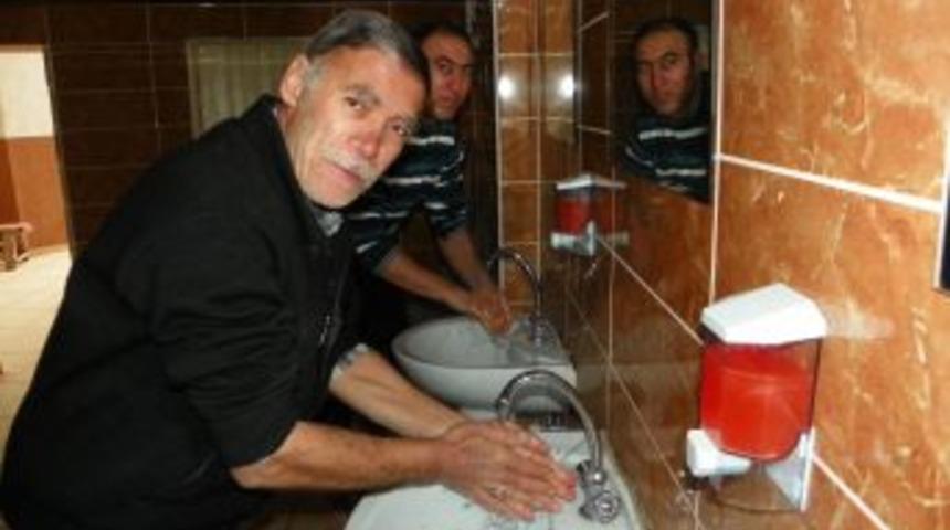 Sıcak su akan caminin cemaati arttı