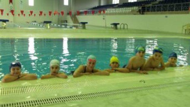 Minikler yüzme öğrenmeye başladı