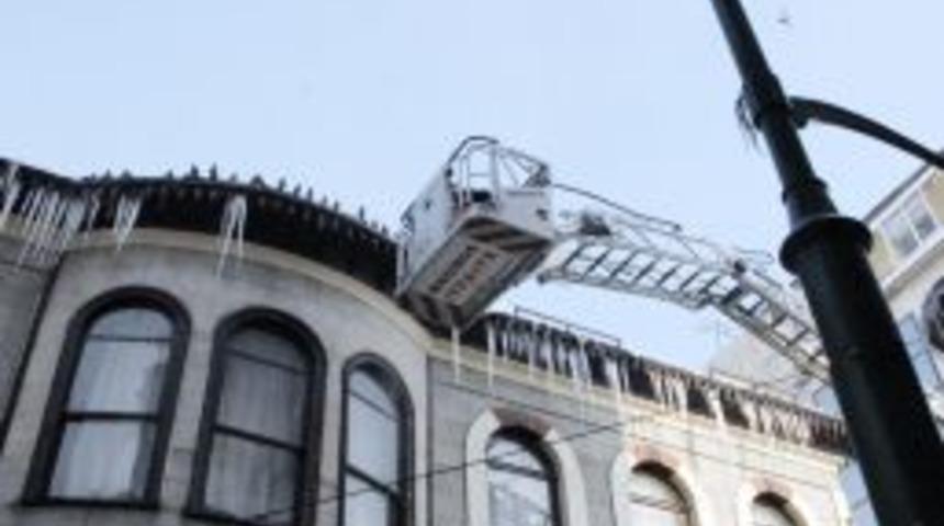 İtfaiye, &ccedil;atılardan sarkan buzlar i&ccedil;in alarma ge&ccedil;ti