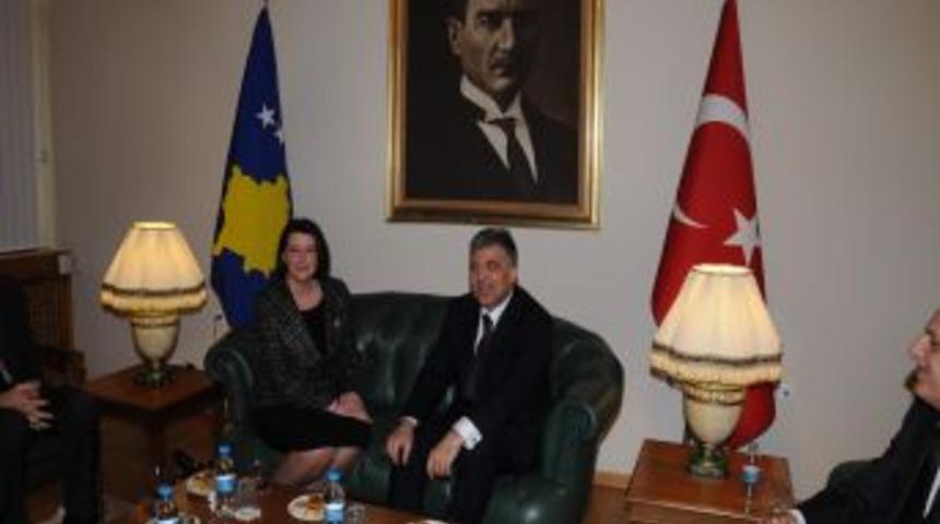 Abdullah G&uuml;l, Kosova Cumhurbaşkanı Yahyaga ile havalimanında g&ouml;r&uuml;şt&uuml;