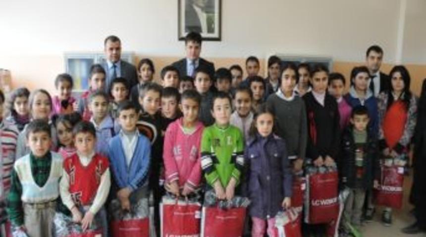 Silopi Kaymakamlığı&rsquo;ndan depremzede &ouml;ğrencilere giyim yardımı