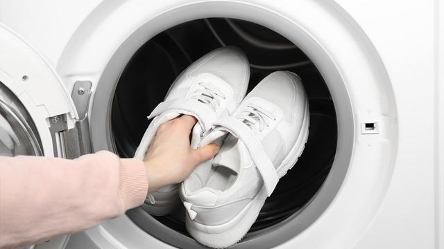 Spor ayakkabıları çamaşır makinesine atmak doğru mu? Etiketteki bu detaya dikkat