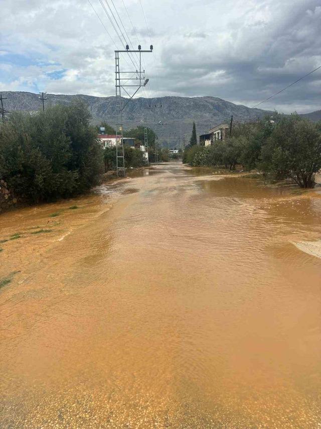 Bir sel haberi de Mersin den! İlçelerde yollar ve tarım alanları su altında kaldı 10