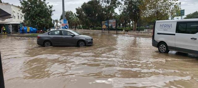 Bir sel haberi de Mersin den! İlçelerde yollar ve tarım alanları su altında kaldı 5
