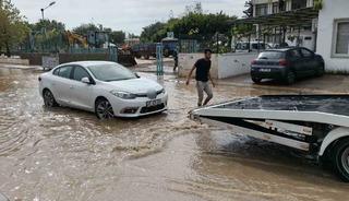 Bir sel haberi de Mersin'den! İlçelerde yollar ve tarım alanları su altında kaldı