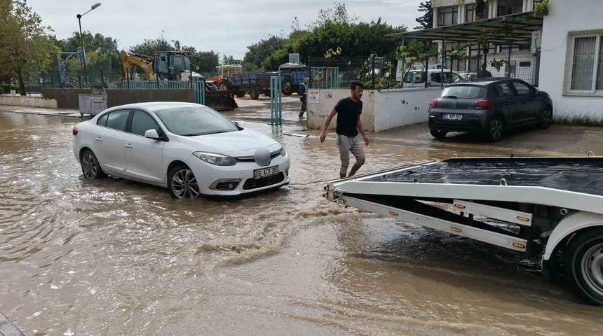 Bir sel haberi de Mersin'den! İlçelerde yollar ve tarım alanları su altında kaldı