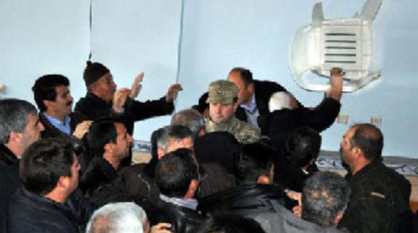 Köylüler görevlilere saldırdı