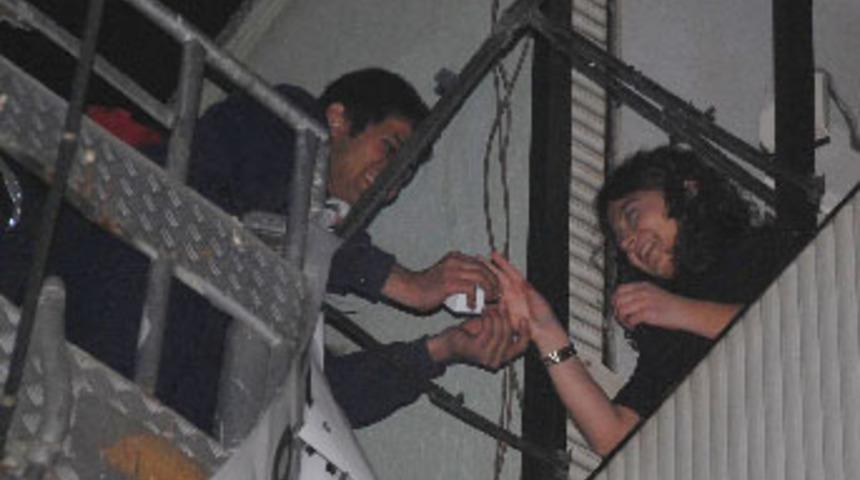 İtfaiye merdiveninde evlenme teklifi