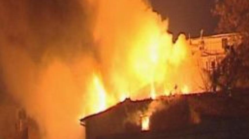 Ankara'da yangın: &Ccedil;ıkrık&ccedil;ılar yokuşundaki 7 d&uuml;kkan k&uuml;l oldu