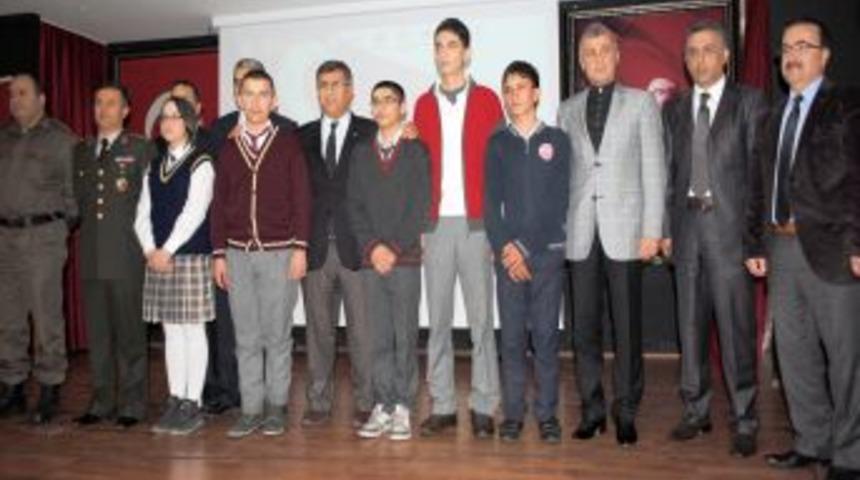 İstiklal Marşı'nı en g&uuml;zel okuyan &ouml;ğrenciler altınla &ouml;d&uuml;llendirildi