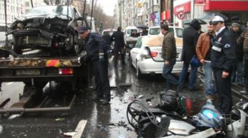 Ehliyetsiz s&uuml;r&uuml;c&uuml; caddeyi savaş alanına &ccedil;evirdi