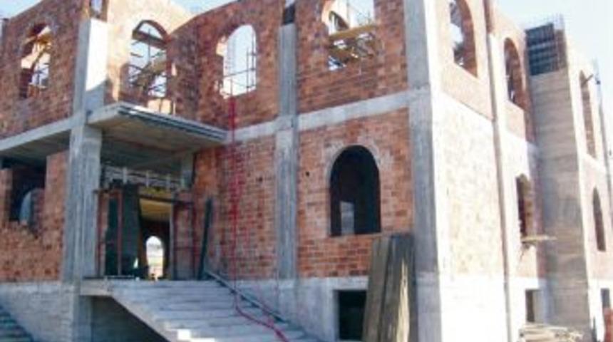 İnşaatına tekrar başlanan G&ouml;&ccedil;menler Camii yardım bekliyor