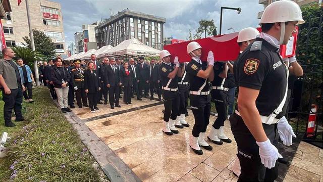Hayatını kaybeden Muratpaşa Kaymakamı Kara gözyaşlarıyla uğurlandı 9