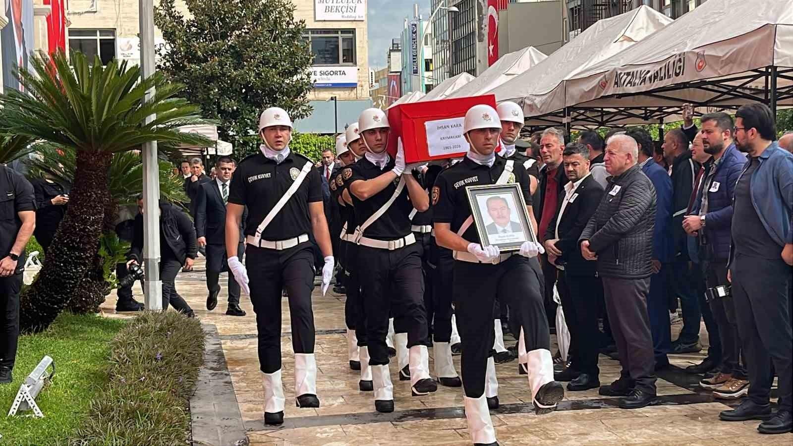 Hayatını kaybeden Muratpaşa Kaymakamı Kara gözyaşlarıyla uğurlandı