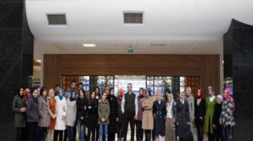 Mevlana Üniversitesi öğrencileri kitap müzakeresi yapıyor