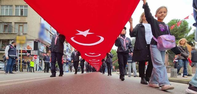 1919 metrelik bayraklı "Cumhuriyet Yürüyüşü" 2