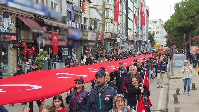 1919 metrelik bayraklı "Cumhuriyet Yürüyüşü" 1