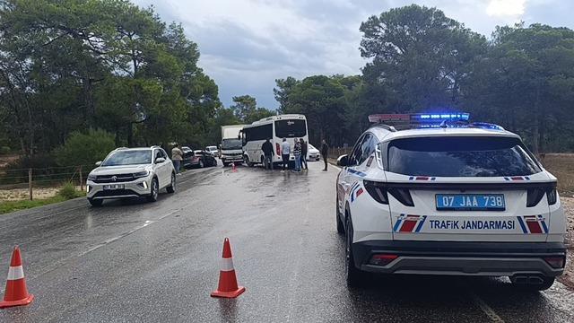 Otel servis midibüsü ile otomobil çarpıştı: 1 yaralı 4