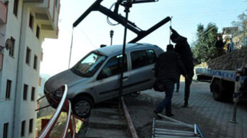 Otomobil korkuluklarda asılı kaldı