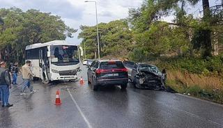 Otel servis midibüsü ile otomobil çarpıştı: 1 yaralı