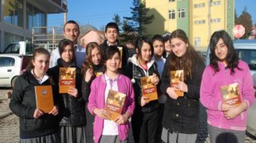 &Ouml;ğrencilerle işbirliği yaptı, mazide yaşanan hatıraları kitaplaştırdı