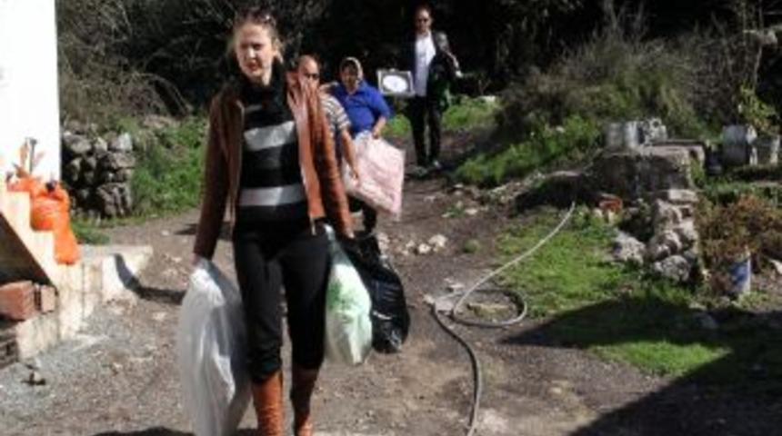 Kaymakamın şof&ouml;r&uuml;, engelli adam ve kız kardeşini &ccedil;&ouml;p evden kurtardı